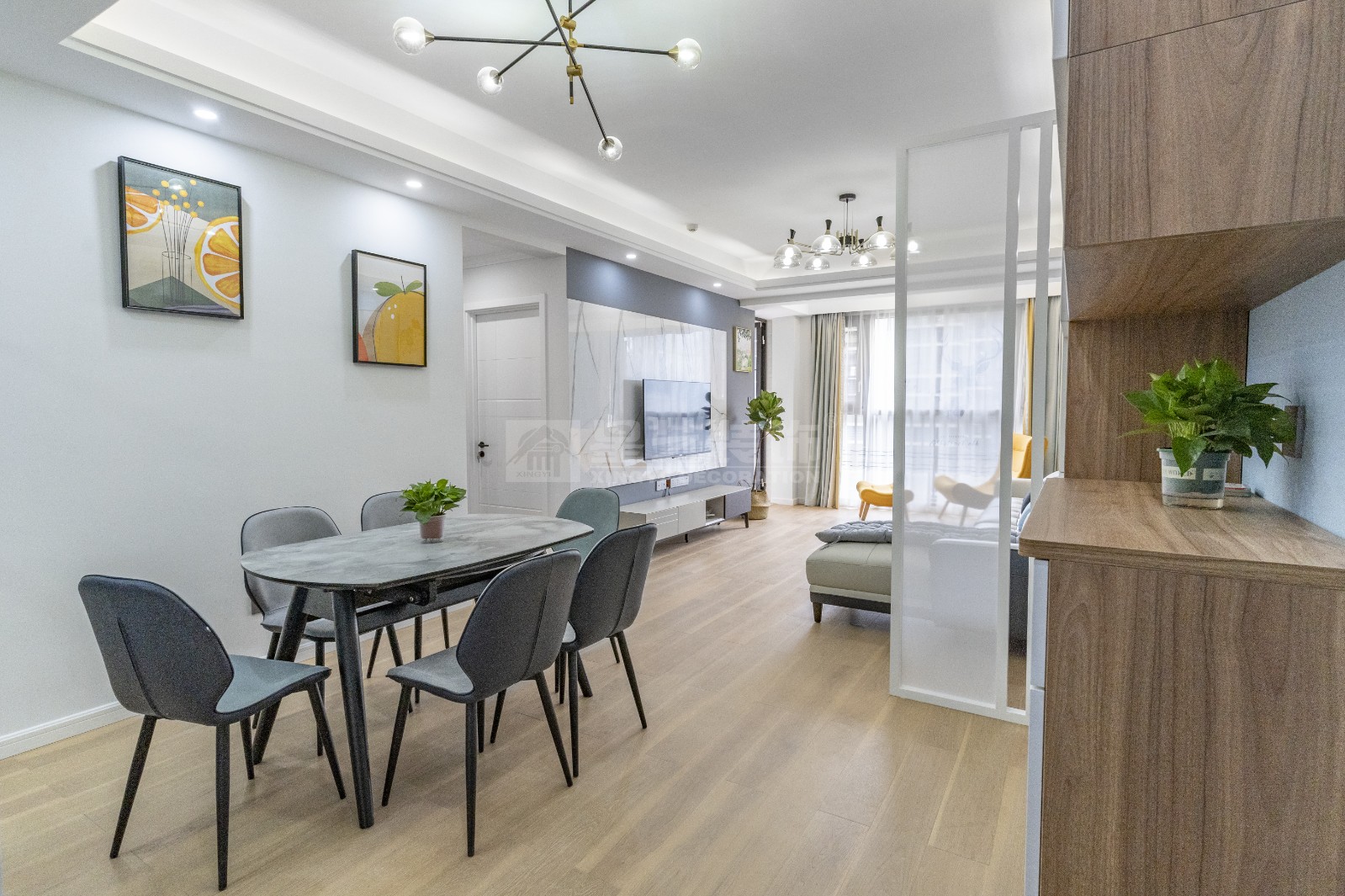 廣源大都會90平餐客廳裝修實景圖