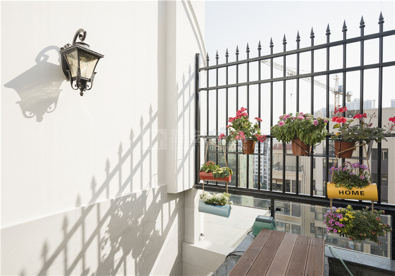 翡翠時(shí)光240平復(fù)式陽臺(tái)裝修實(shí)景圖