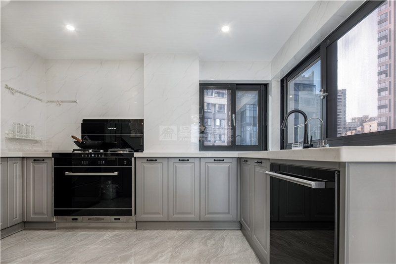 云景山語(yǔ)城186平復(fù)式廚房裝修實(shí)景圖