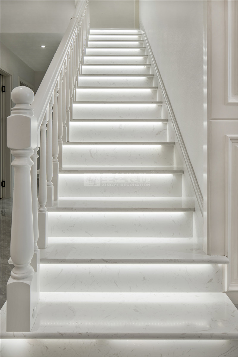 云景山語(yǔ)城186平復(fù)式樓梯裝修實(shí)景圖