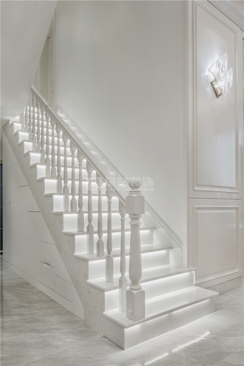 云景山語(yǔ)城186平復(fù)式樓梯裝修實(shí)景圖