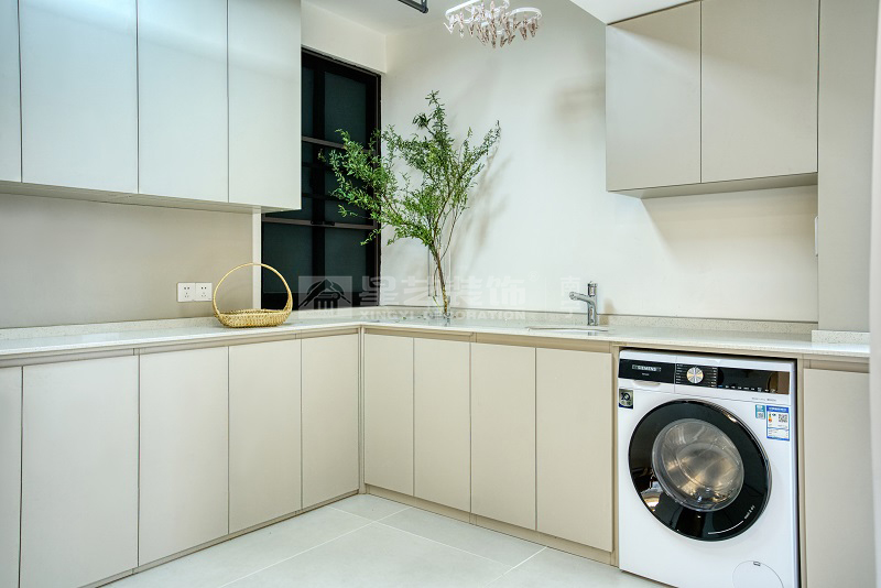 綠地中央廣場(chǎng)125平現(xiàn)代風(fēng)格陽臺(tái)實(shí)景