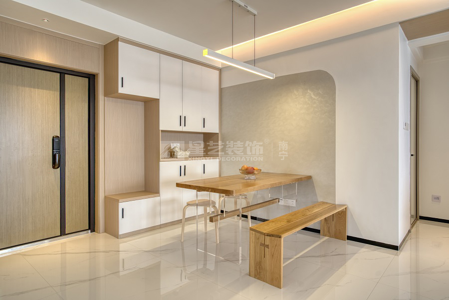 保利冠江墅143平原木風(fēng)格餐廳裝修實景