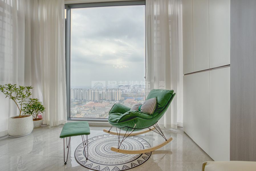 五象湖壹號110平陽臺裝修實(shí)景