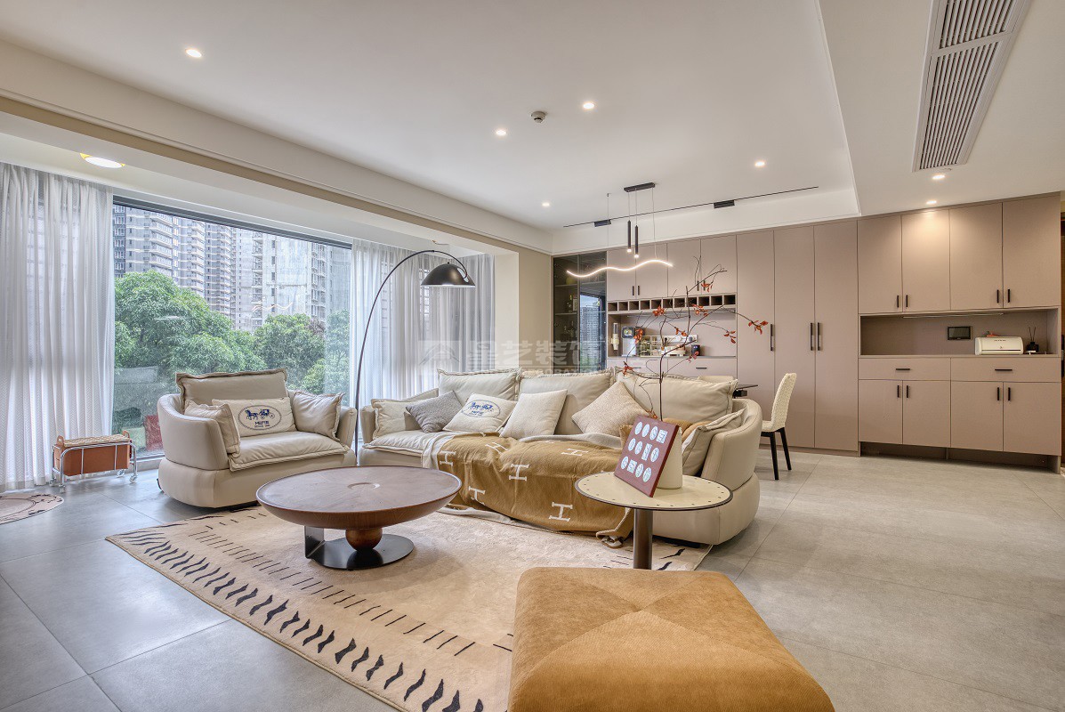 華潤西園悅府149平客廳裝修實(shí)景