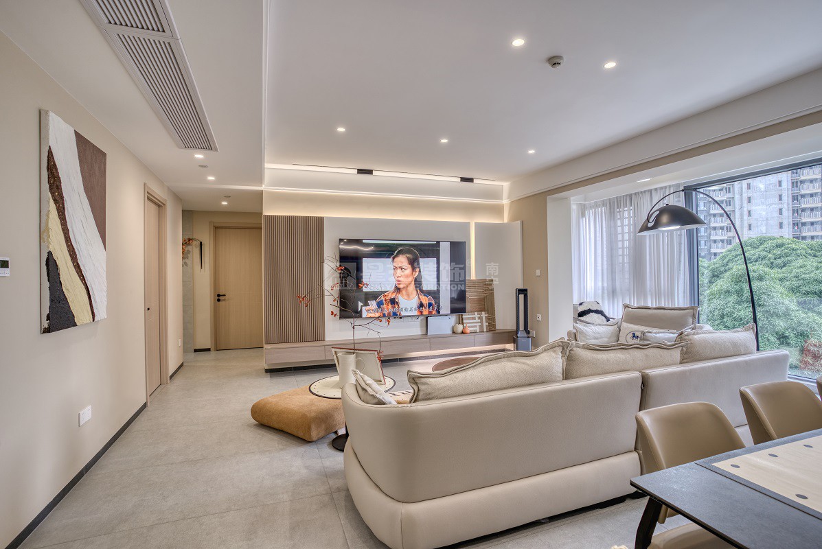 華潤西園悅府149平客廳裝修實(shí)景