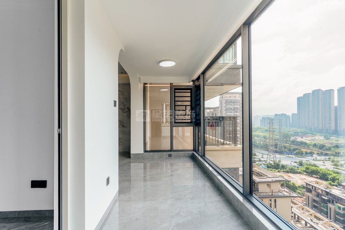 建發(fā)央璽129平現(xiàn)代奶油風(fēng)陽臺裝修實(shí)景