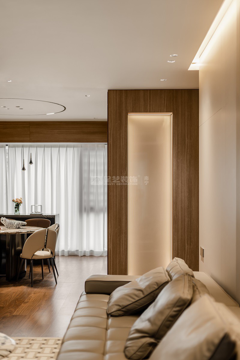 龍光天瀛140平意式輕奢風格客廳裝修實景