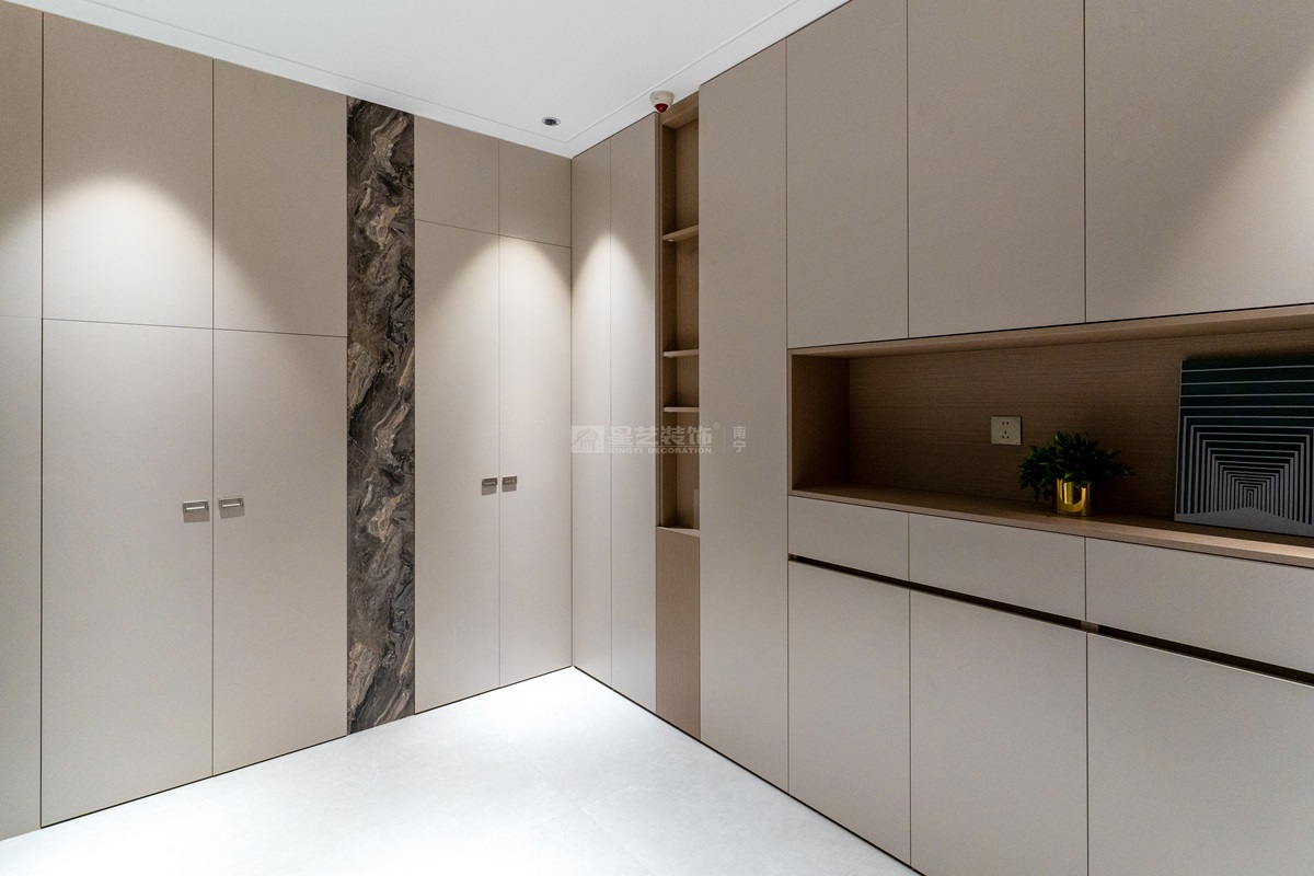 盛邦濱江府200平現(xiàn)代極簡入戶玄關(guān)裝修實(shí)景