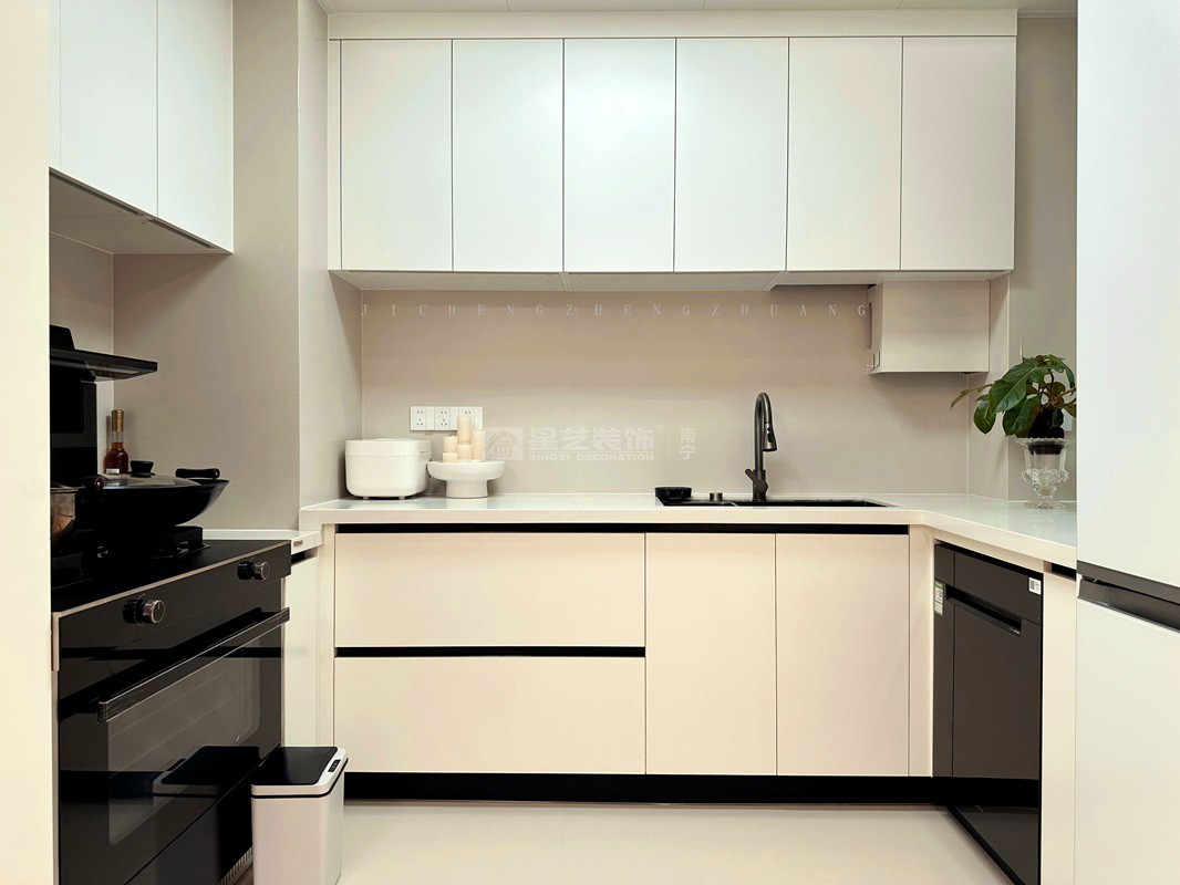 電網(wǎng)小區(qū)146平奶油風(fēng)格廚房裝修實景