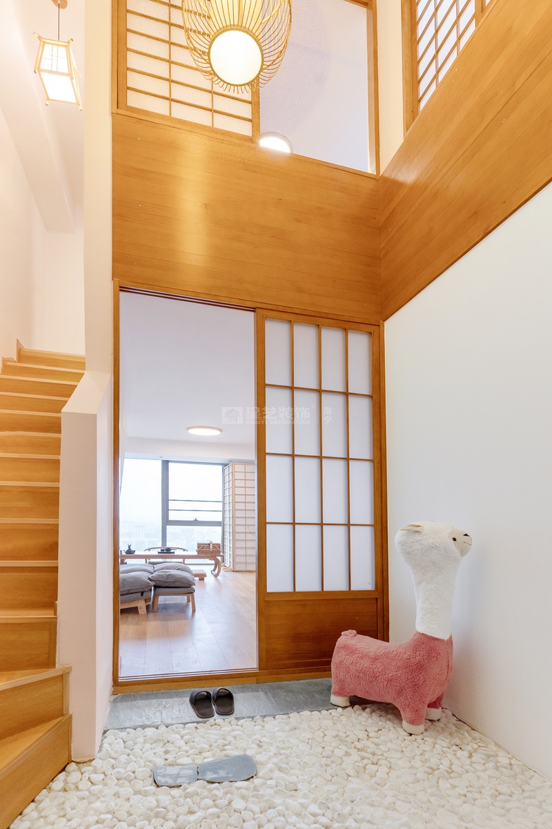 綠地中央廣場(chǎng)40平入戶玄關(guān)裝修實(shí)景