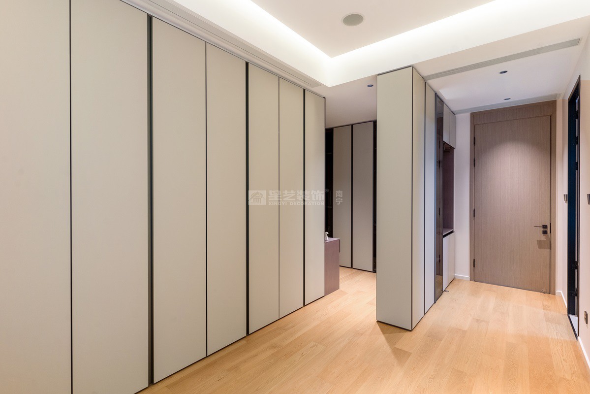 美泉1612 230平現(xiàn)代風格衣帽間裝修實景