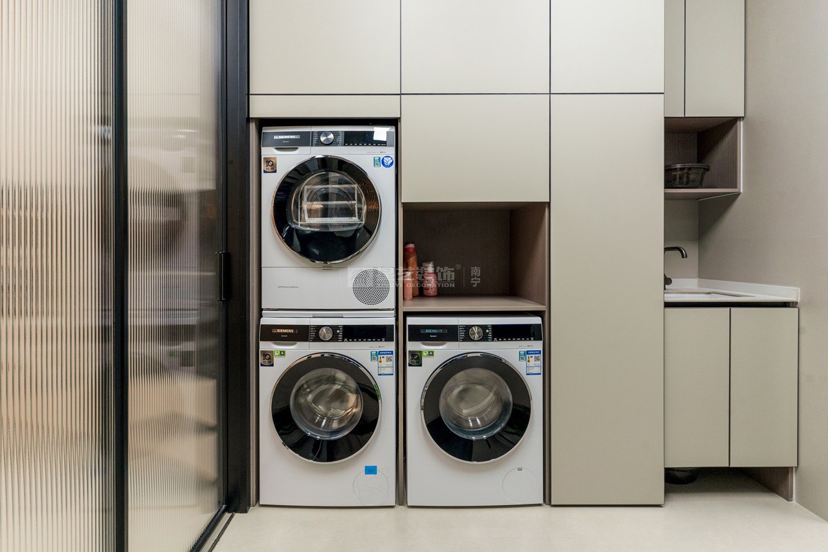 美泉1612 230平現(xiàn)代風格陽臺裝修實景