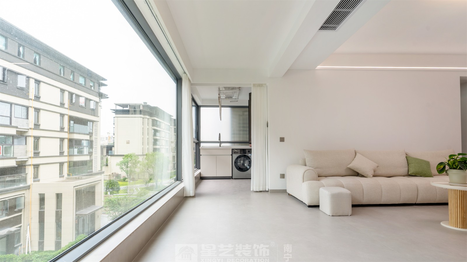 聯(lián)發(fā)臻境136平現(xiàn)代簡約陽臺(tái)實(shí)景