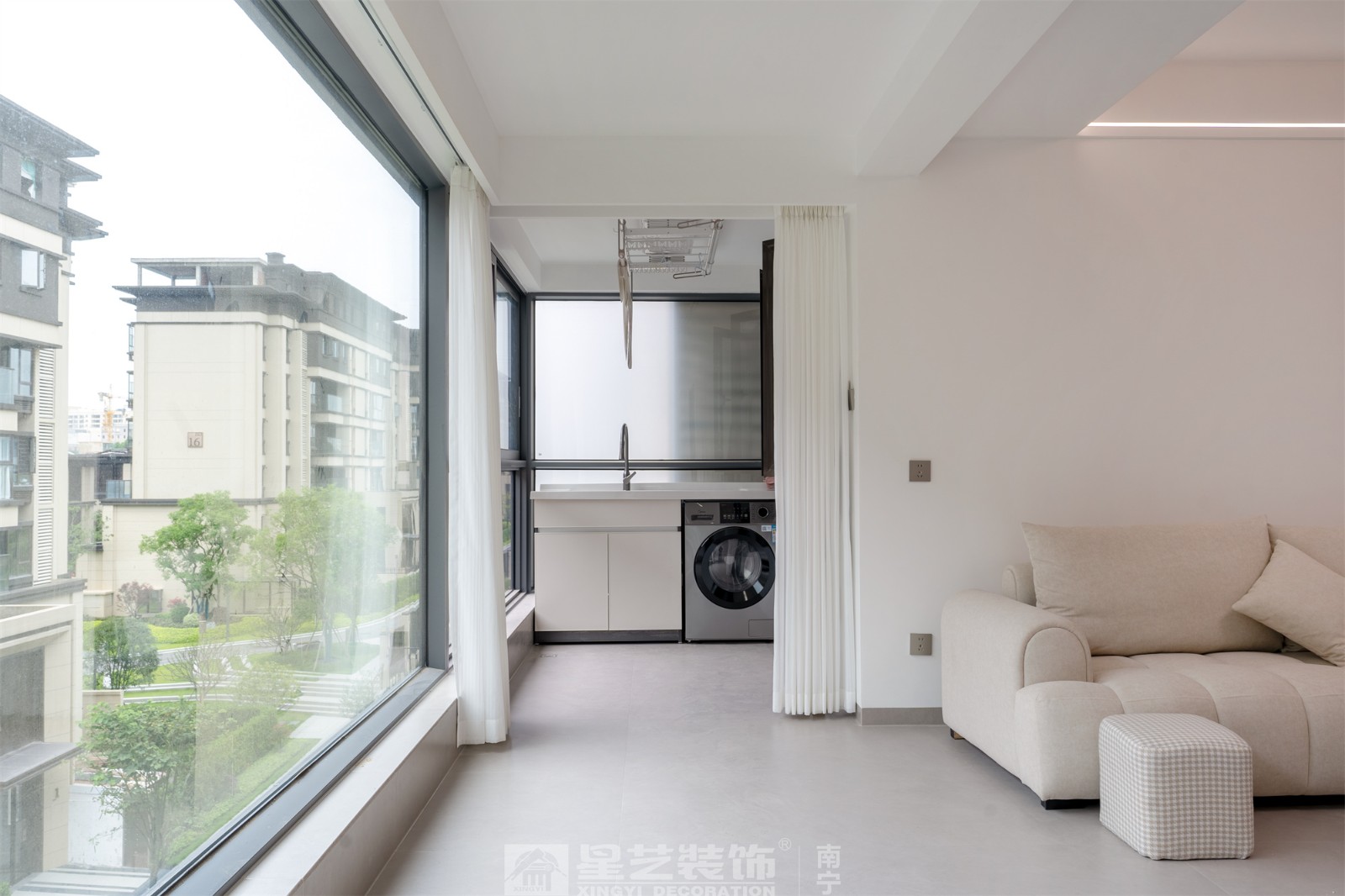 聯(lián)發(fā)臻境136平現(xiàn)代簡約陽臺(tái)實(shí)景