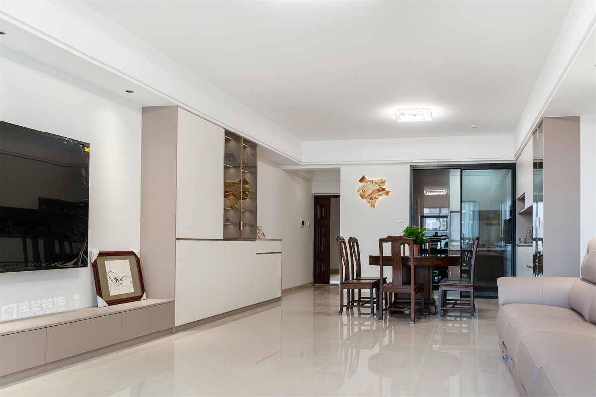 津頭小區(qū)140平原木風(fēng)客廳完工實景圖