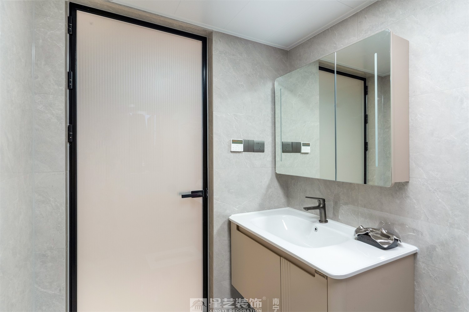 嘉逸城147平現(xiàn)代風(fēng)格衛(wèi)生間裝修完工實景圖