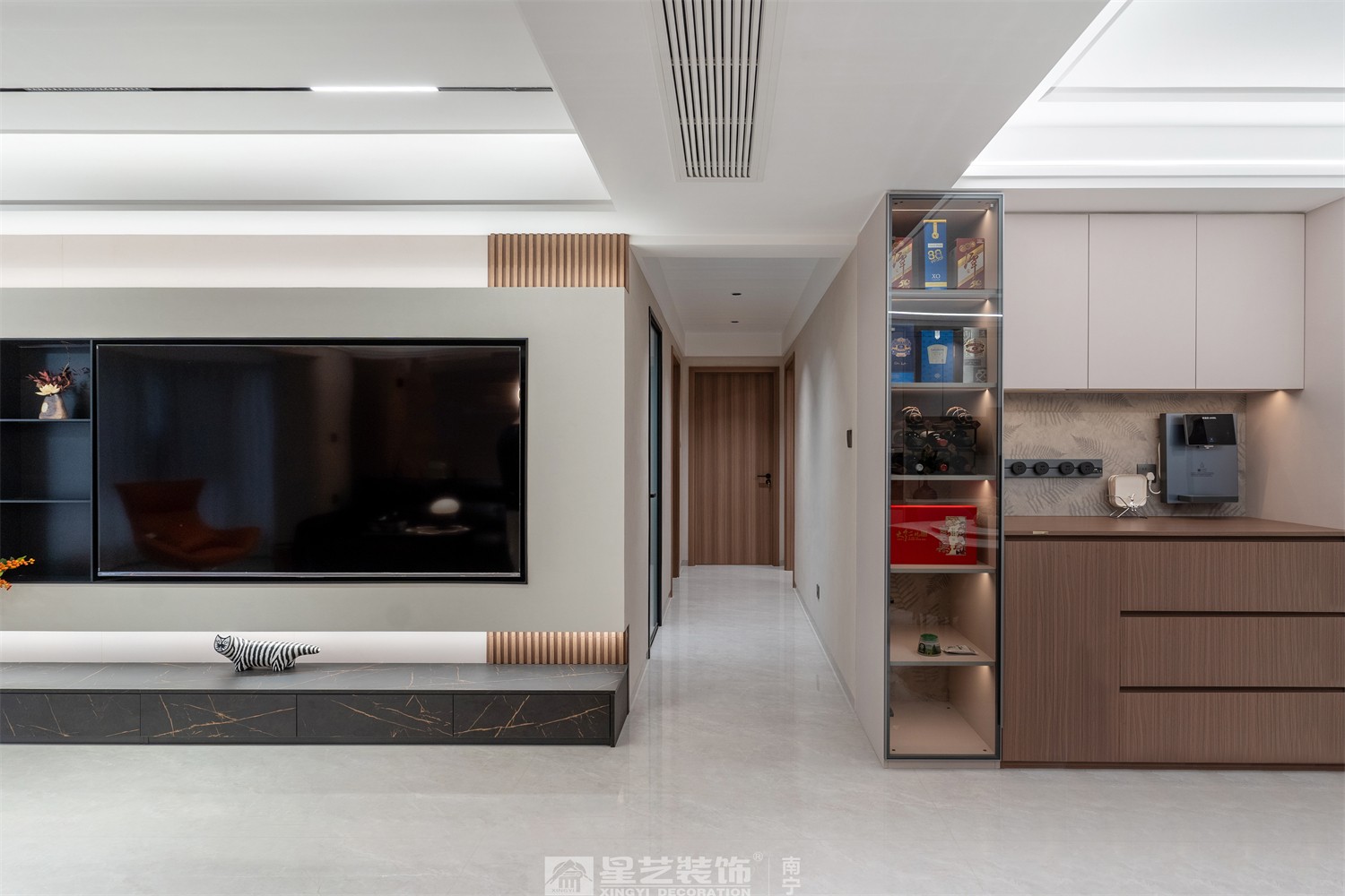 嘉逸城147平現(xiàn)代風(fēng)格客廳裝修完工實景圖