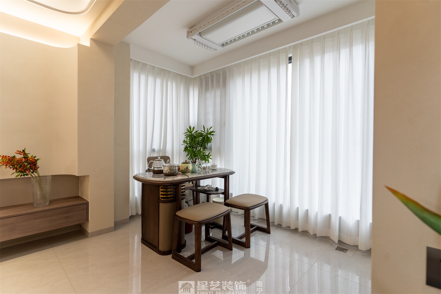 嘉逸城120平現(xiàn)代風(fēng)格陽臺裝修完工實景圖