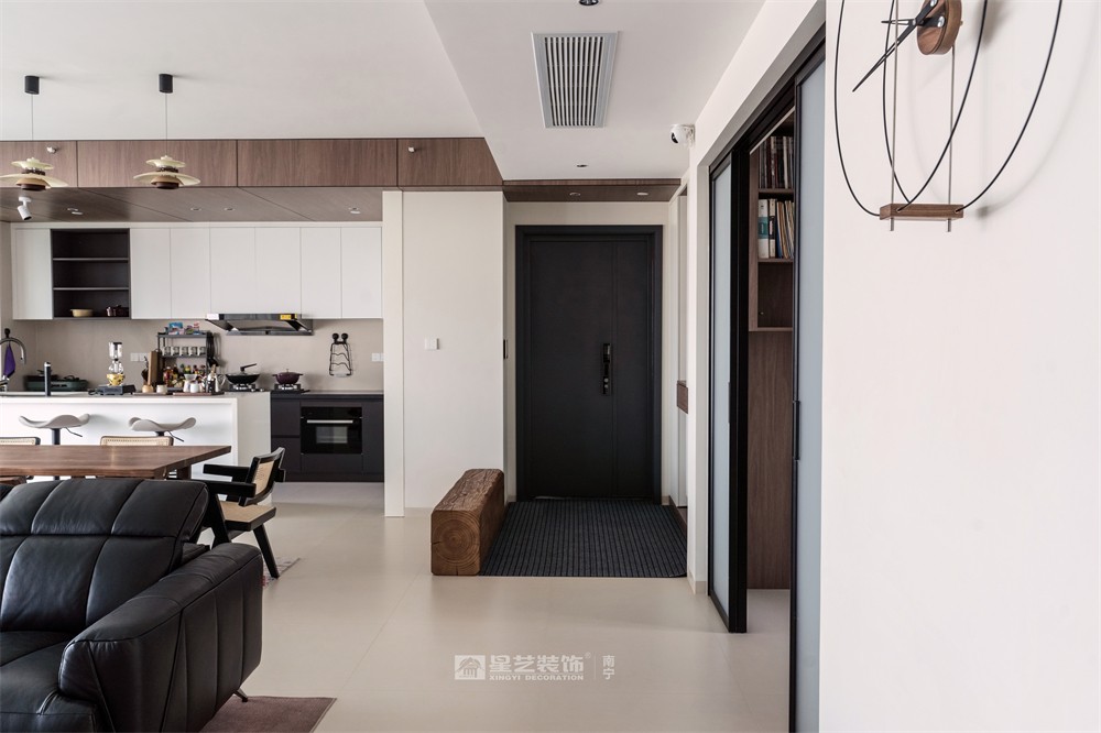 上水灣200平現(xiàn)代原木風(fēng)入戶裝修完工實(shí)景圖