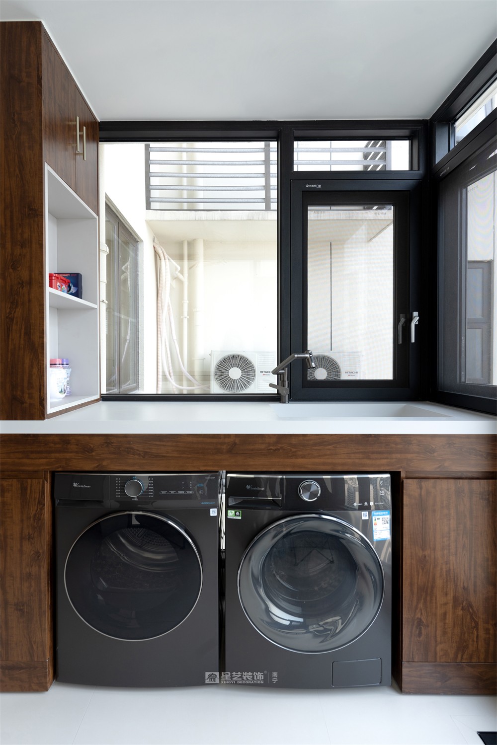 上水灣200平現(xiàn)代原木風(fēng)陽(yáng)臺(tái)裝修完工實(shí)景圖