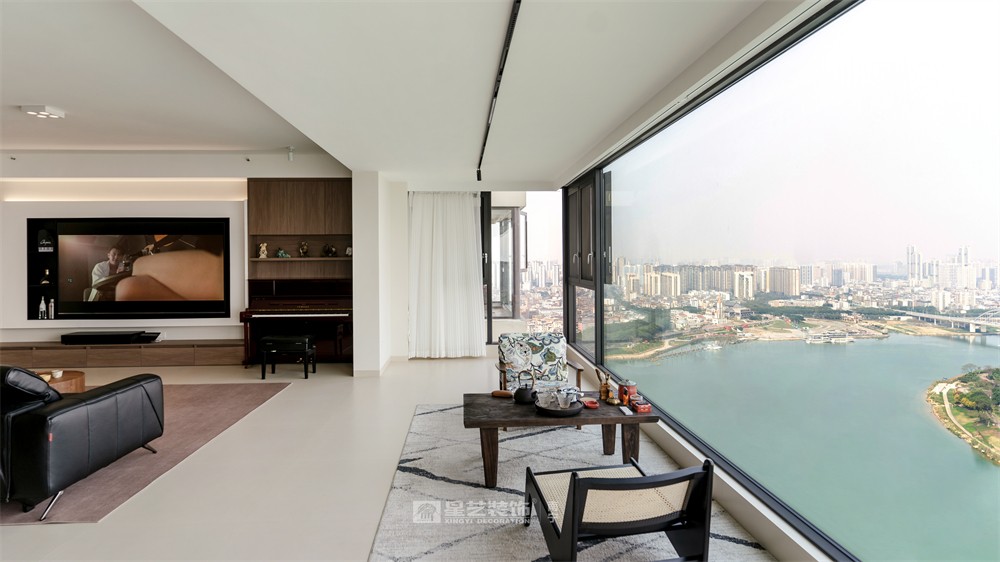 上水灣200平現(xiàn)代原木風(fēng)陽(yáng)臺(tái)裝修完工實(shí)景圖