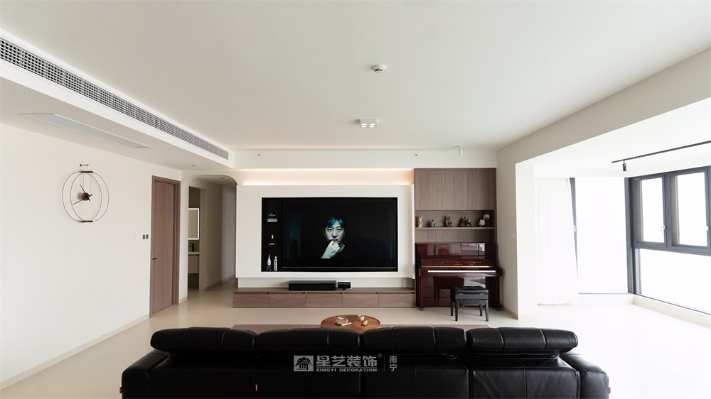 上水灣200平現(xiàn)代原木風(fēng)客廳裝修完工實(shí)景圖