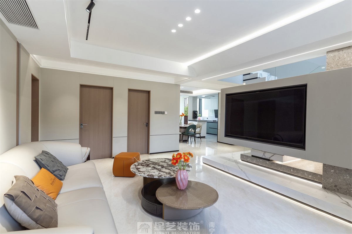 德澤苑220平現(xiàn)代簡約客廳裝修完工實(shí)景圖