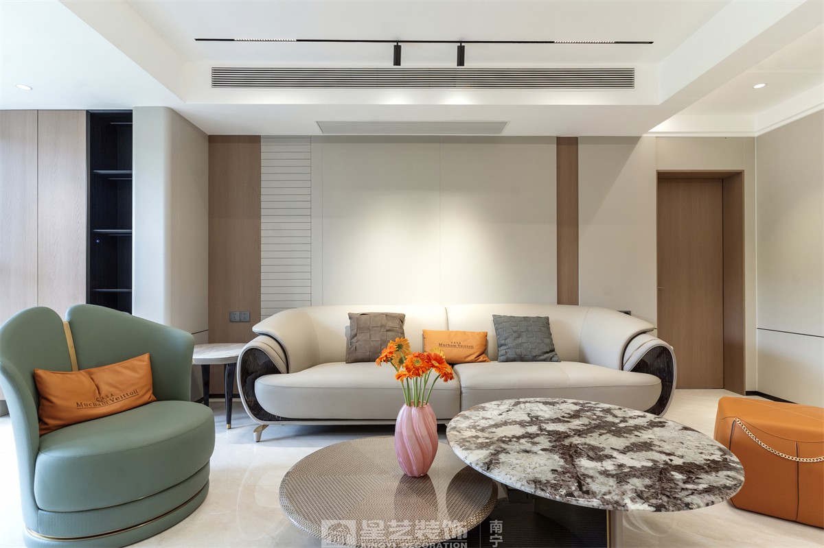 德澤苑220平現(xiàn)代簡約客廳裝修完工實(shí)景圖