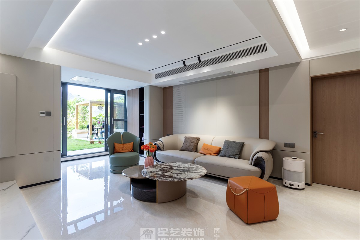 德澤苑220平現(xiàn)代簡約客廳裝修完工實(shí)景圖