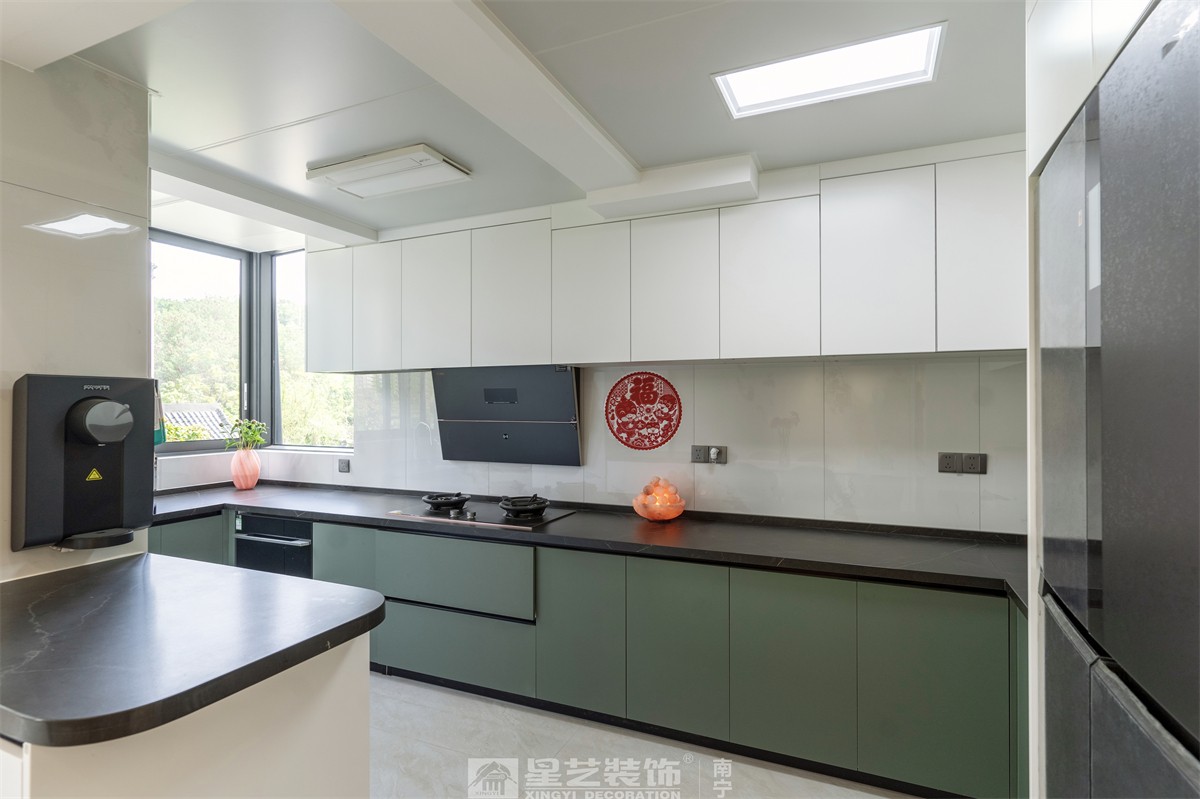 德澤苑220平現(xiàn)代簡約廚房裝修完工實(shí)景圖