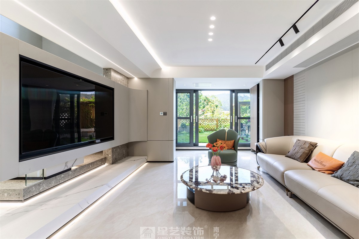 德澤苑220平現(xiàn)代簡約客廳裝修完工實(shí)景圖