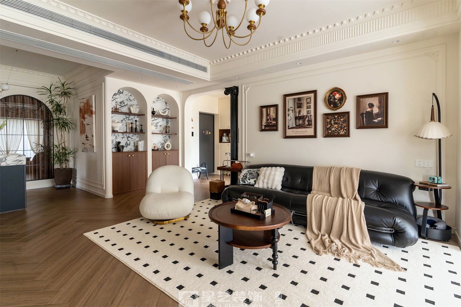 湖畔書院150平法式中古風(fēng)客廳裝修完工實(shí)景圖