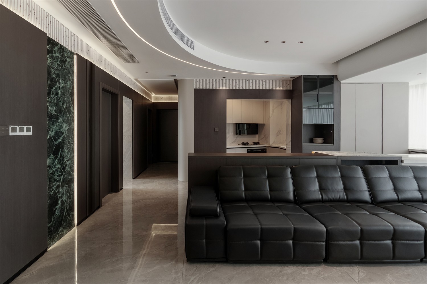 華發(fā)國(guó)賓壹號(hào)140平現(xiàn)代輕奢客廳裝修完工實(shí)景圖