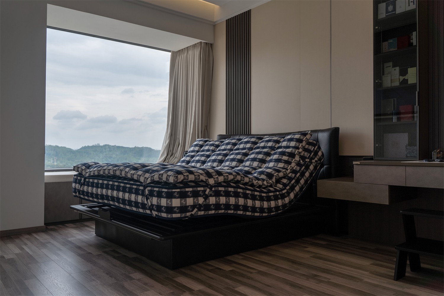 華發(fā)國(guó)賓壹號(hào)140平現(xiàn)代輕奢臥室裝修完工實(shí)景圖