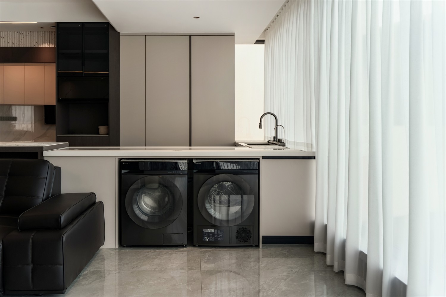 華發(fā)國(guó)賓壹號(hào)140平現(xiàn)代輕奢陽(yáng)臺(tái)裝修完工實(shí)景圖