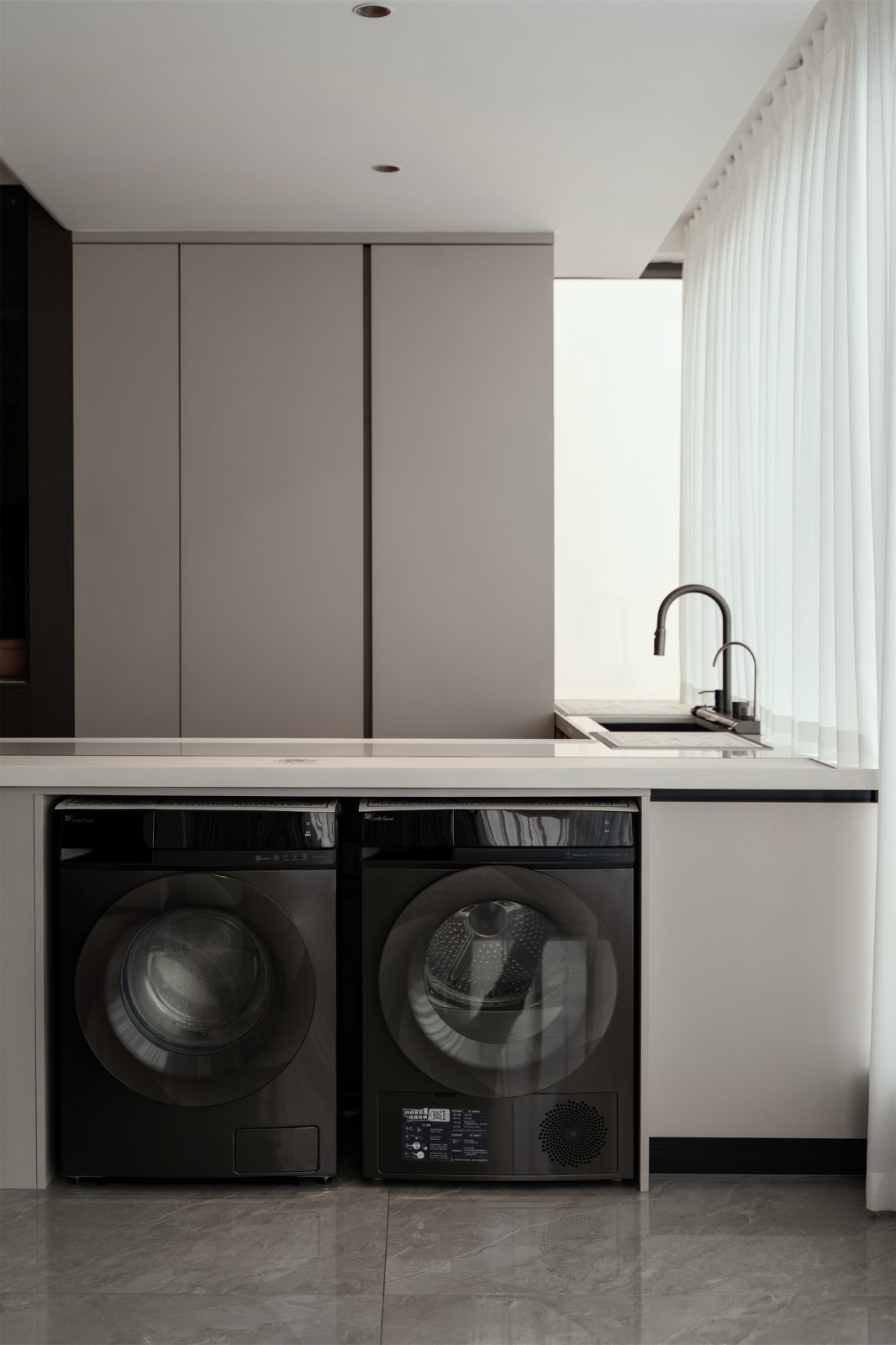 華發(fā)國(guó)賓壹號(hào)140平現(xiàn)代輕奢陽(yáng)臺(tái)裝修完工實(shí)景圖