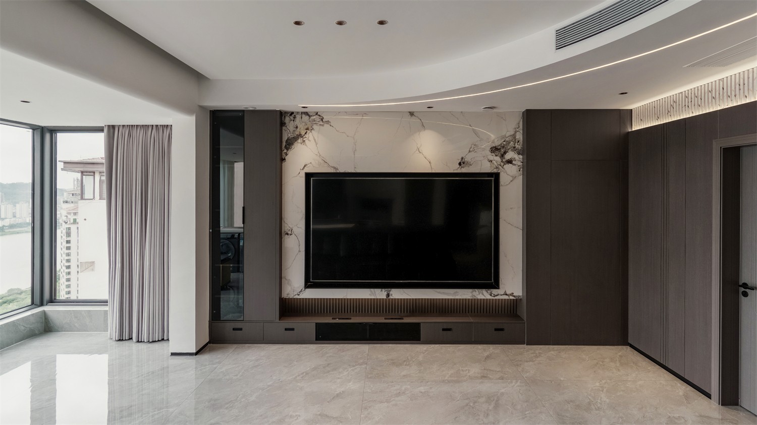 華發(fā)國(guó)賓壹號(hào)140平現(xiàn)代輕奢客廳裝修完工實(shí)景圖