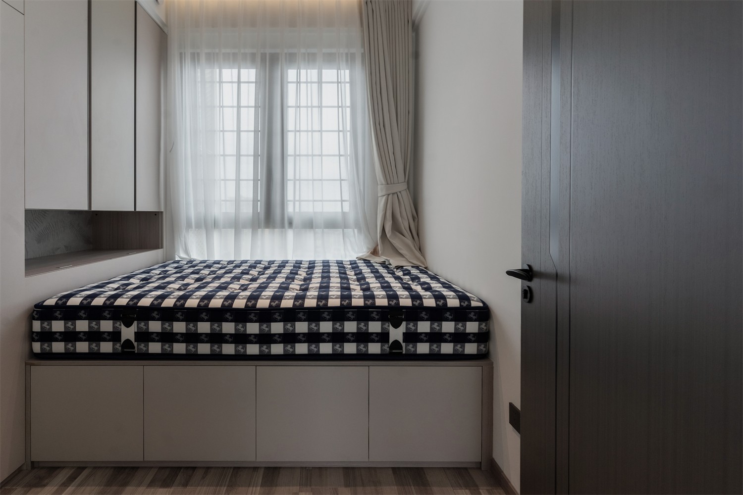 華發(fā)國(guó)賓壹號(hào)140平現(xiàn)代輕奢臥室裝修完工實(shí)景圖