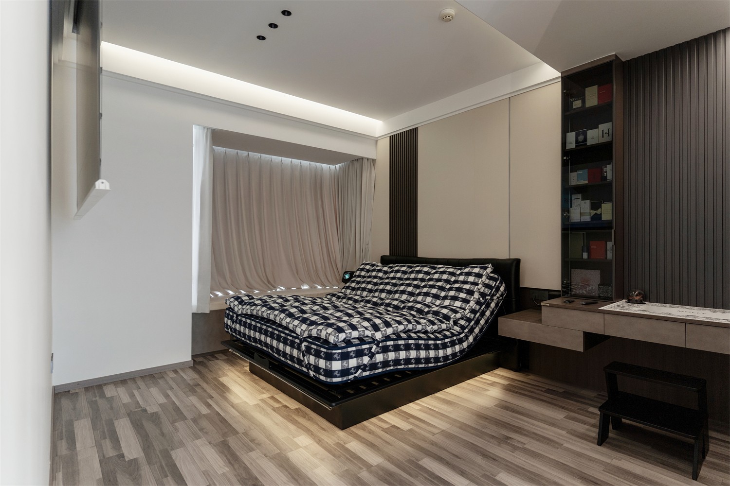 華發(fā)國(guó)賓壹號(hào)140平現(xiàn)代輕奢臥室裝修完工實(shí)景圖