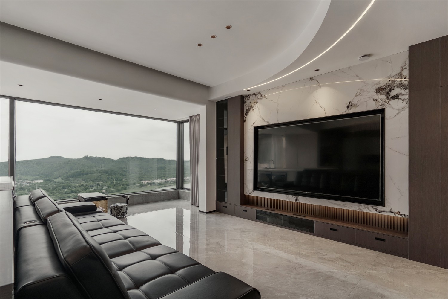 華發(fā)國(guó)賓壹號(hào)140平現(xiàn)代輕奢客廳裝修完工實(shí)景圖