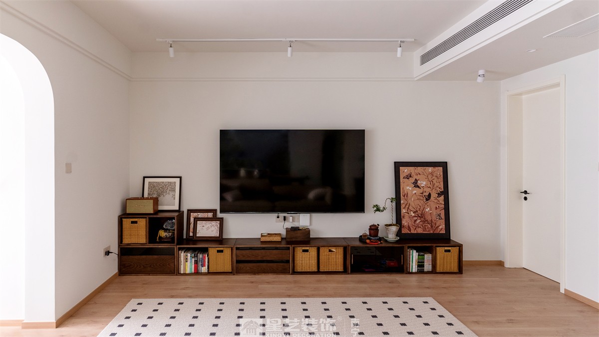 金科博翠山180平中古風裝修客廳完工實景圖