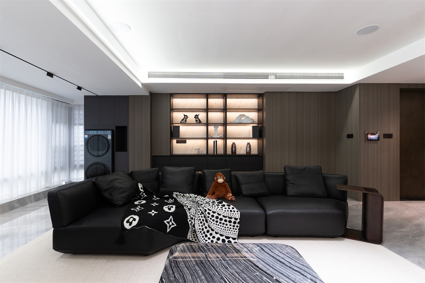 保利冠江墅143平意式輕奢客廳裝修完工實(shí)景圖