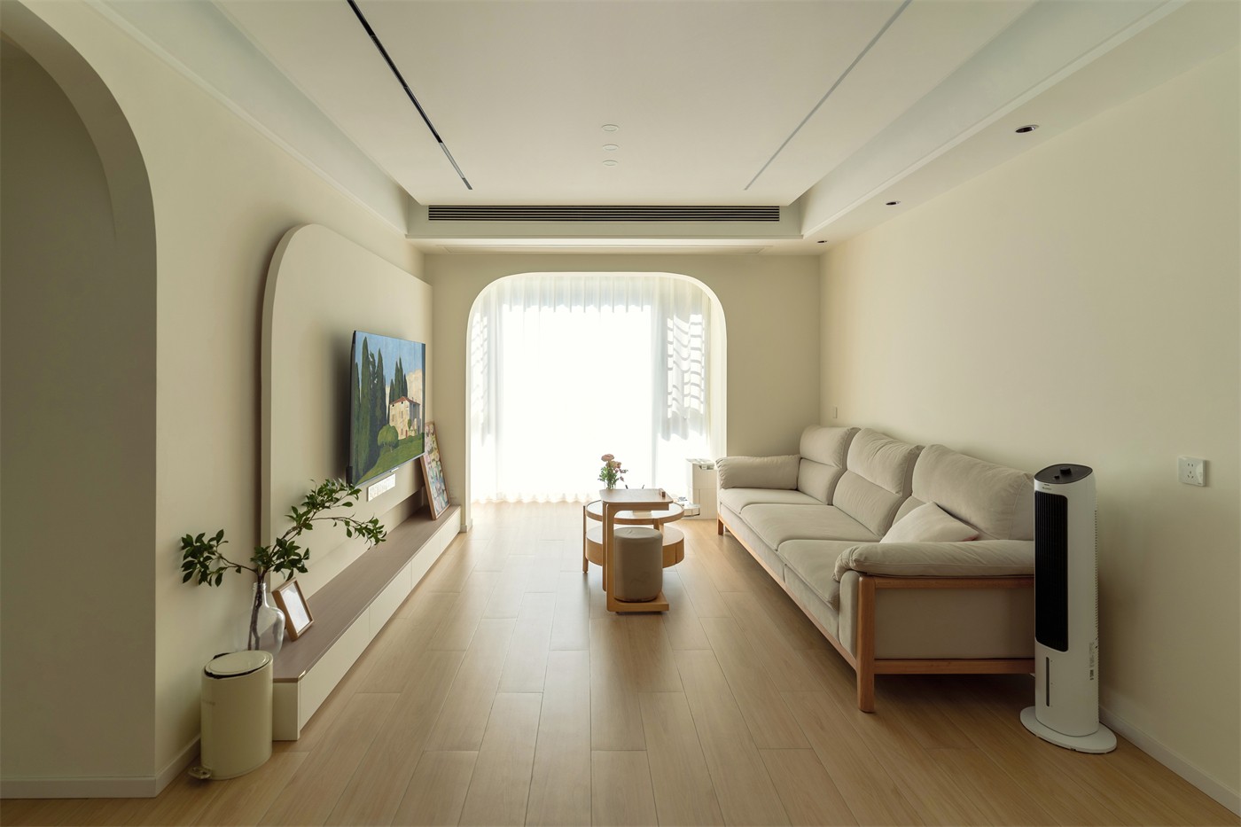 保利領(lǐng)秀廣場75平奶油風客廳裝修實景圖