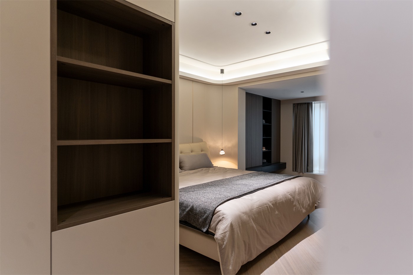 保利冠江墅143平意式輕奢臥室裝修完工實(shí)景圖