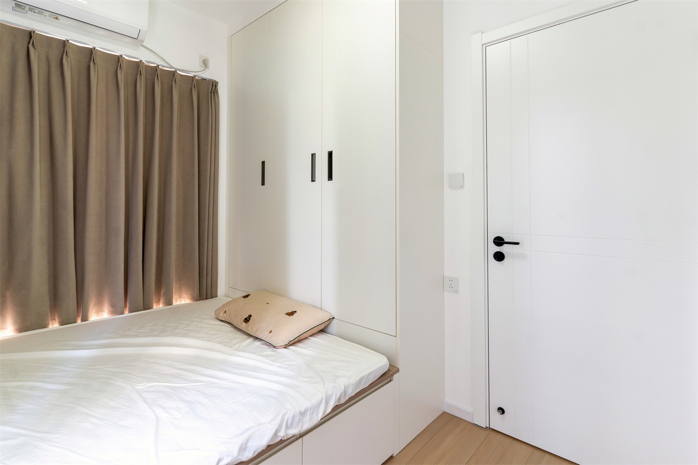 保利領(lǐng)秀廣場75平奶油風臥室裝修實景圖