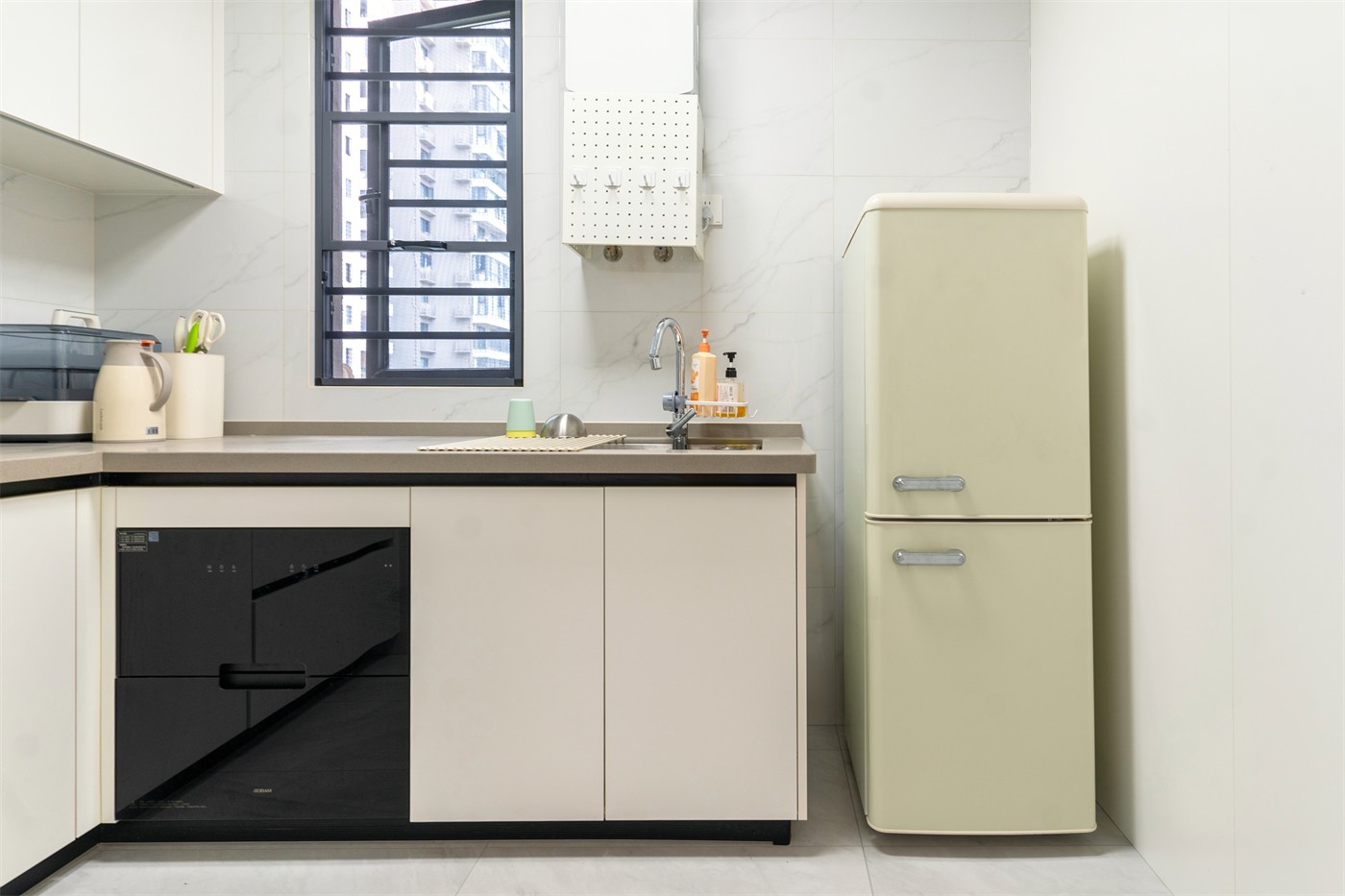 保利領(lǐng)秀廣場75平奶油風廚房裝修實景圖