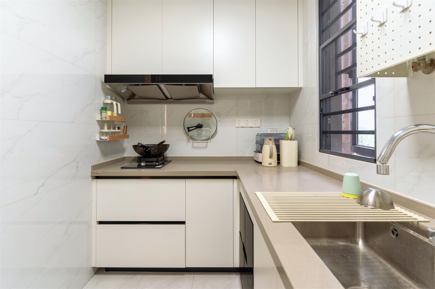 保利領(lǐng)秀廣場75平奶油風廚房裝修實景圖