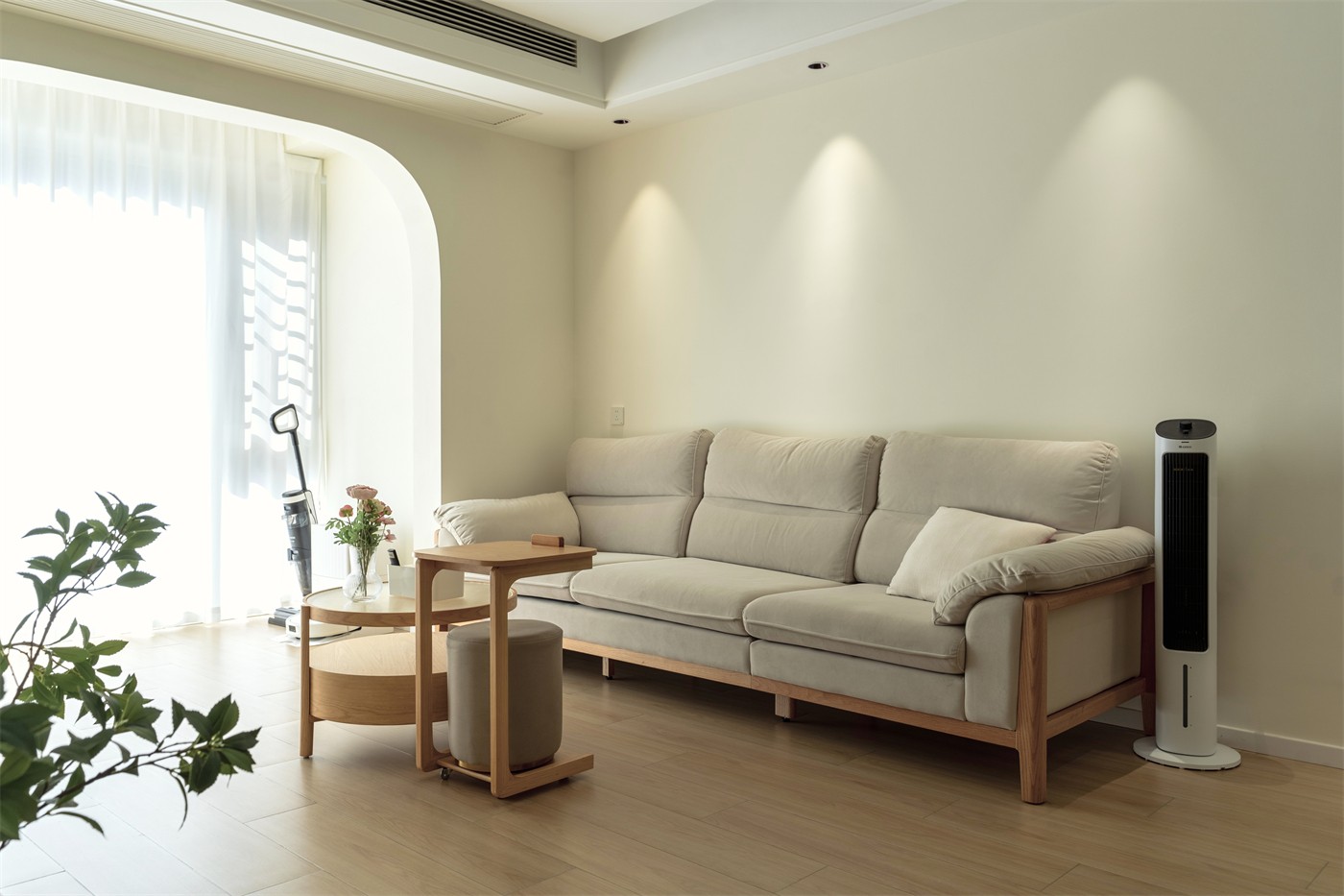 保利領(lǐng)秀廣場75平奶油風客廳裝修實景圖