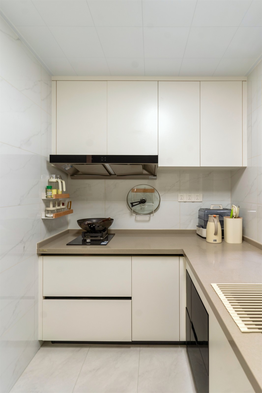 保利領(lǐng)秀廣場75平奶油風廚房裝修實景圖